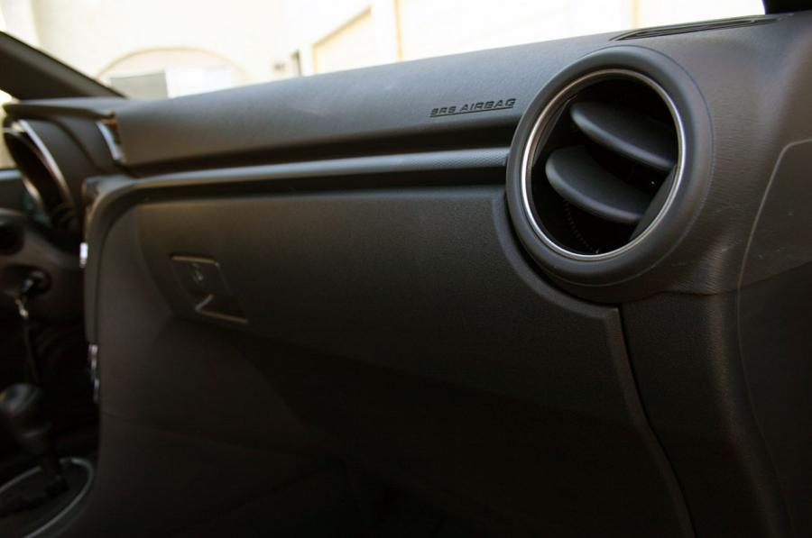 Детали интерьера Scion tC 2011 года  (фото 24 из 68)